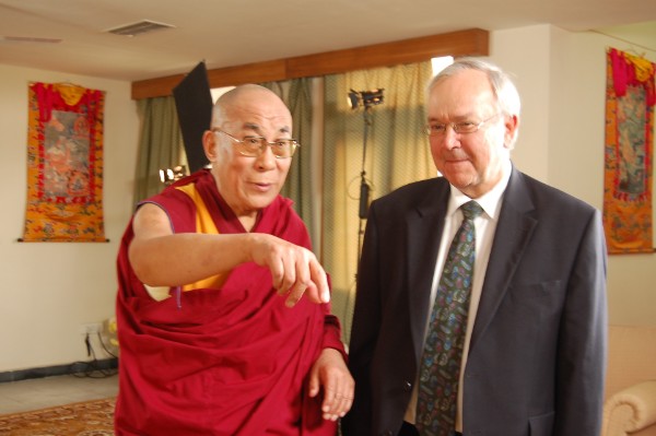 Seine Heiligkeit der 14. Dalai Lama und Prof. Schuh bei einem Treffen im Jahre 2007