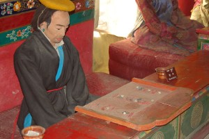 Tibetischer Finanzbeamter im Museum der Burg von Gyantse mit einem Rechenbrett