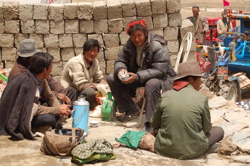 Tibetische Wanderarbeiter auf der Rückreise nach Sakya rasten in Sangsang (2007)